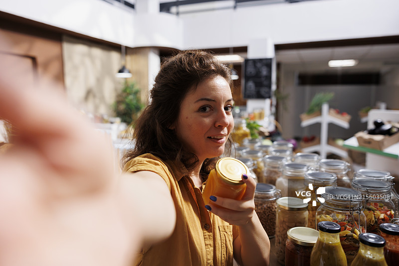 手持玻璃杯饮料的年轻女子肖像图片素材