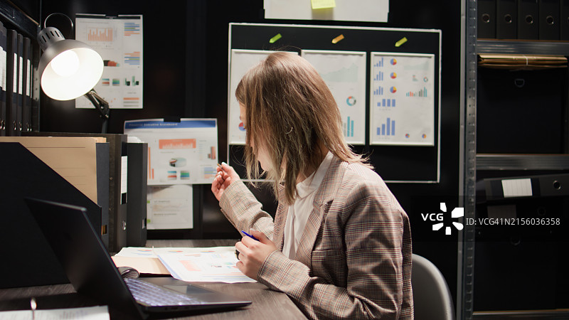年轻女商人在办公室工作图片素材