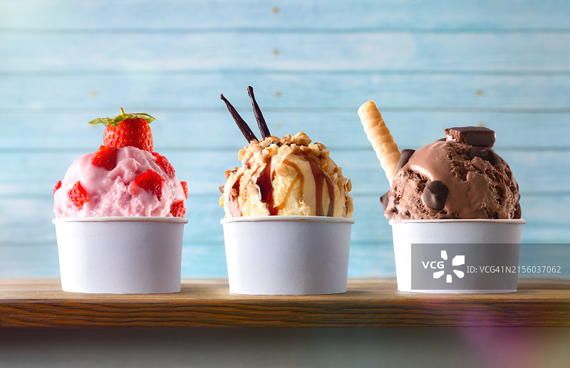 桌子上纸杯蛋糕的特写图片素材