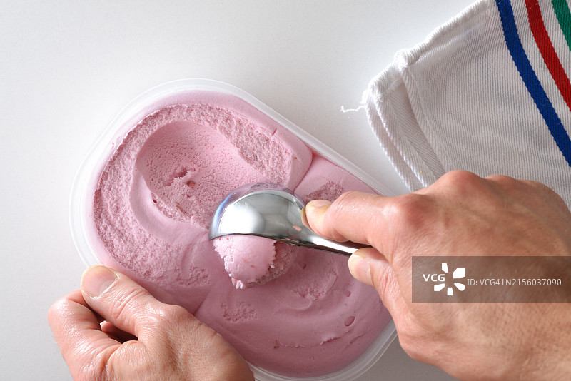 手持冰淇淋的人图片素材