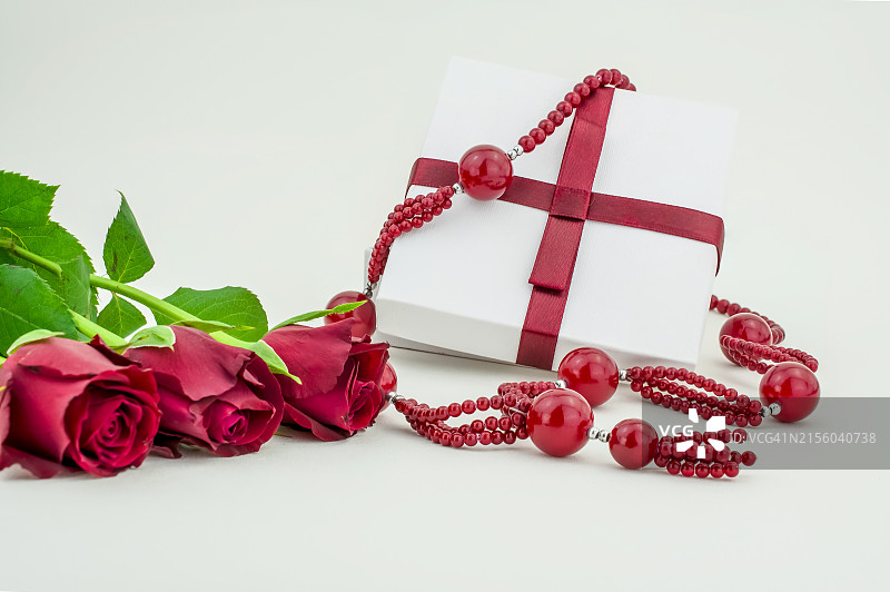 白色背景上的红色玫瑰和礼品盒，英国图片素材