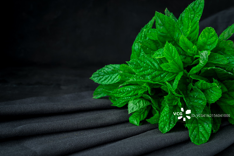 英国桌子上的薄荷叶特写图片素材