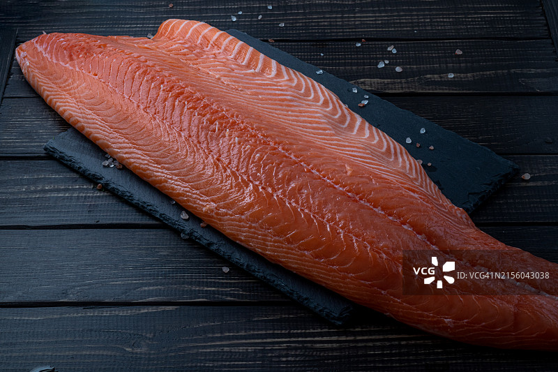 桌子上鱼的特写镜头图片素材