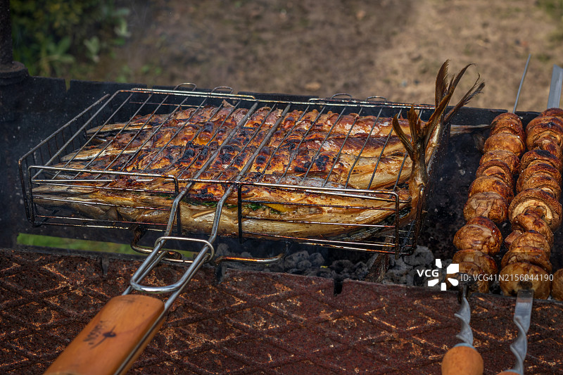 烤肉架上的肉特写图片素材