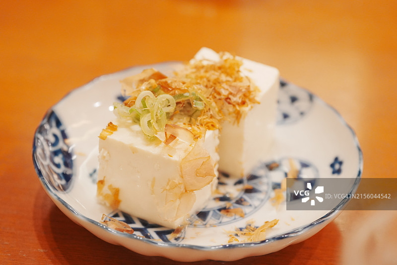 日本桌子上盘子里的蛋糕特写图片素材