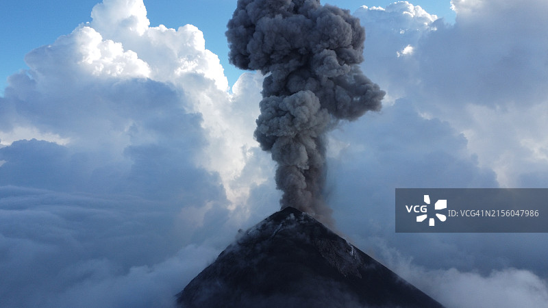 山对天空的低角度视图图片素材