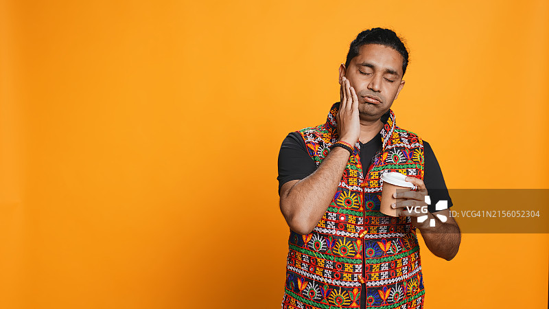 拿着咖啡杯的男人图片素材