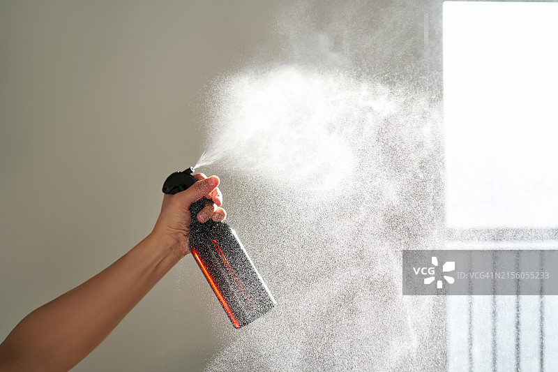 向墙壁喷水图片素材