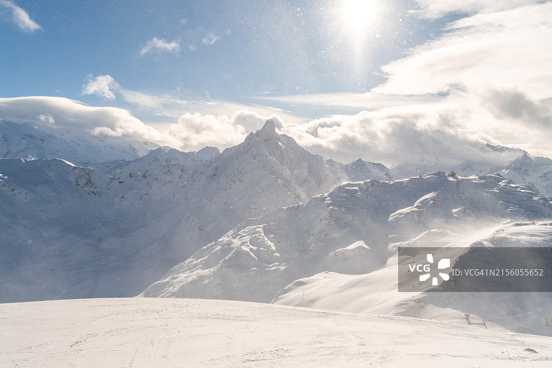 白雪皑皑的群山映衬着天空的美景图片素材