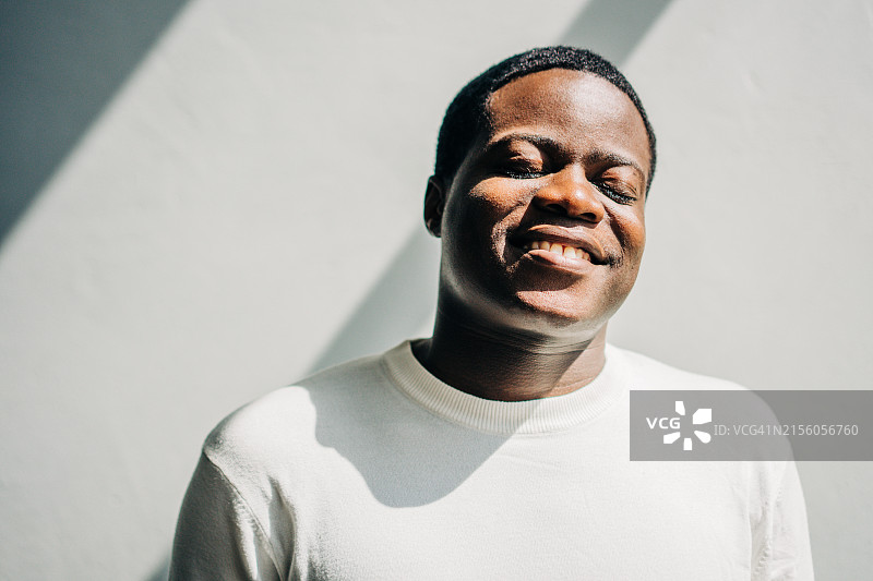 闭着眼睛的快乐黑人男人图片素材
