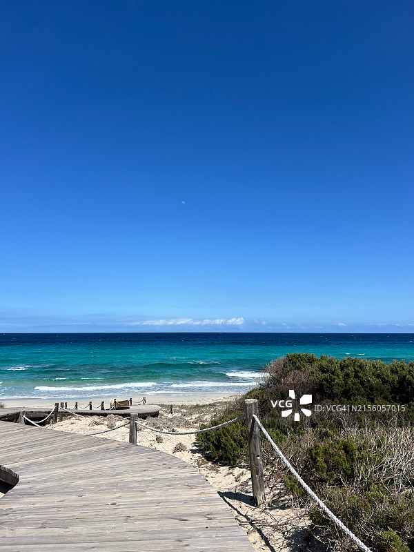 蓝天映衬下的海滩美景图片素材