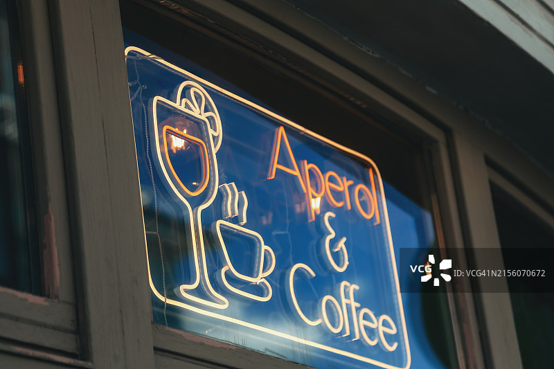 夜晚小酒吧霓虹灯招牌图片素材