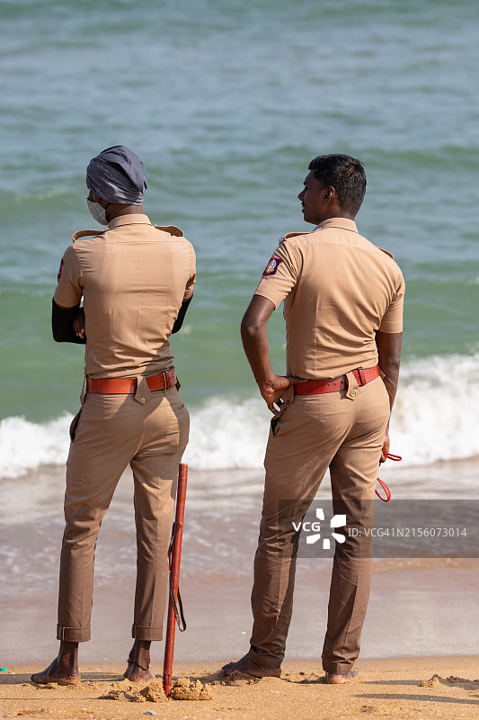 马哈巴利普拉姆海滩上的警察图片素材