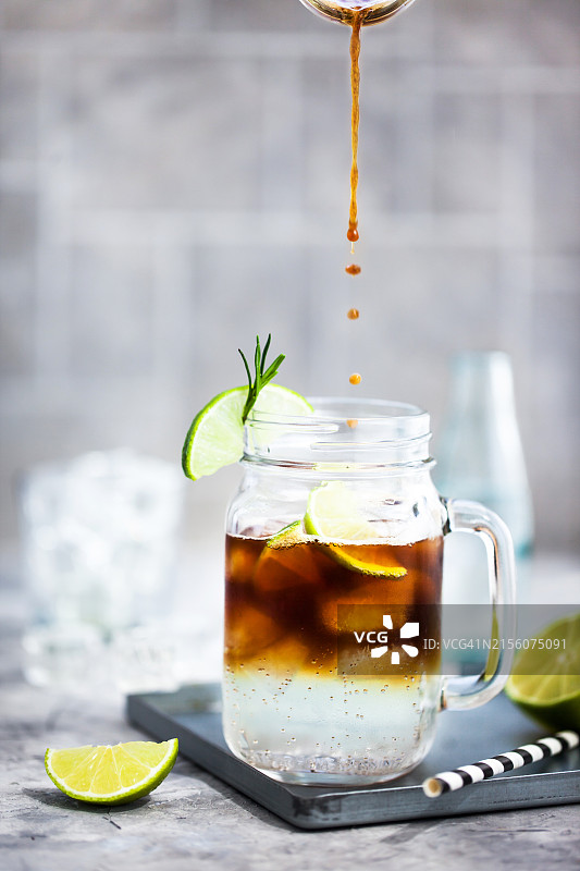 浓缩咖啡汤力水：夏季清爽饮品，含汤力水、青柠和咖啡图片素材
