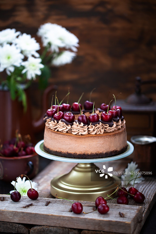 美味的自制巧克力芝士蛋糕，饰以新鲜樱桃图片素材