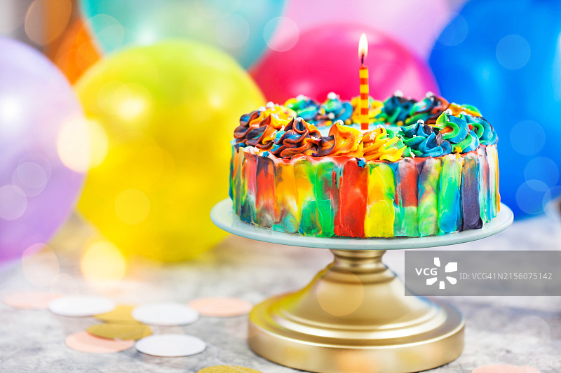 自制彩色彩虹生日蛋糕和气球背景图片素材
