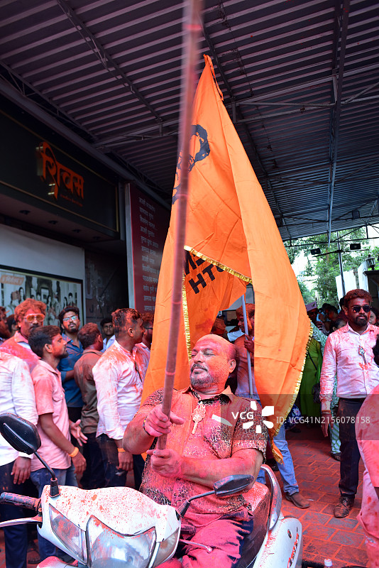 湿婆神军党支持者在党部外庆祝选举结果图片素材
