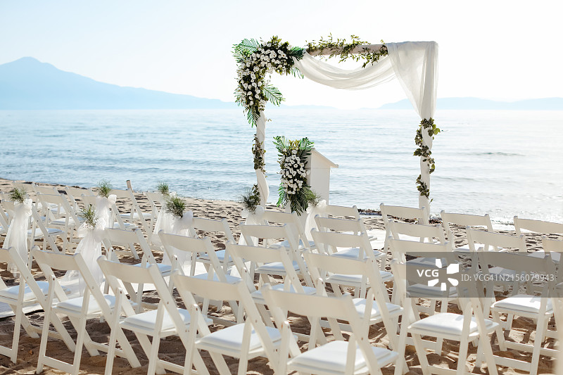 海滩上美丽的婚礼拱门图片素材