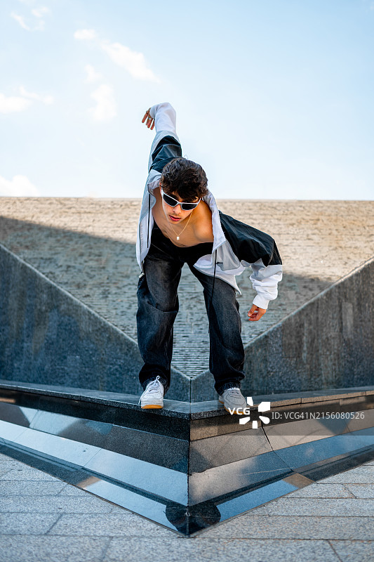 年轻艺术家在户外摆姿势图片素材