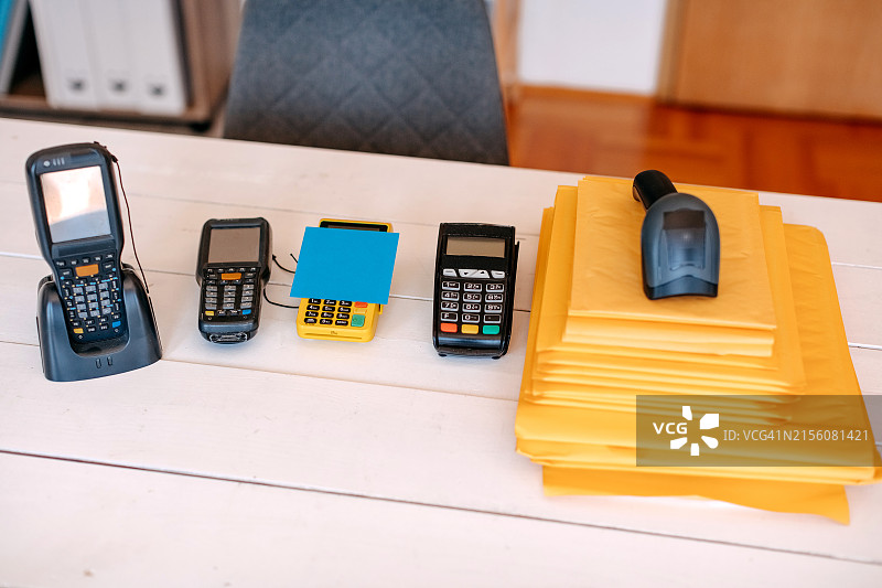 蓝色便签贴在黄色信封上图片素材