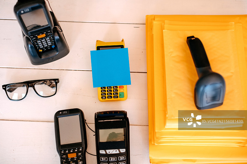 蓝色便签贴在黄色信封上图片素材