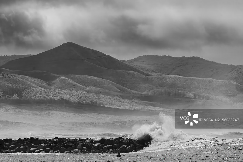 莫罗湾岩石上的浪花图片素材