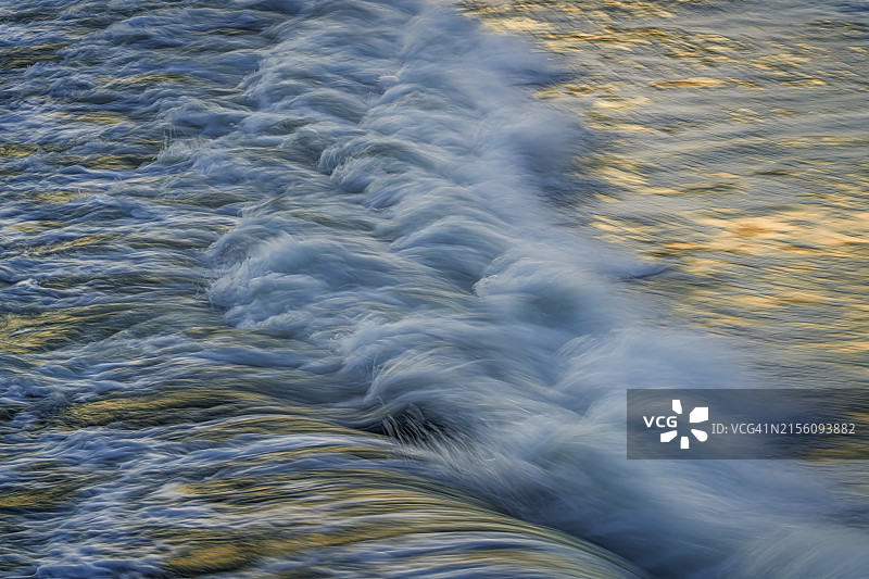 卡尤科斯海浪与日落倒影，圣路易斯奥比斯波县，加利福尼亚州图片素材