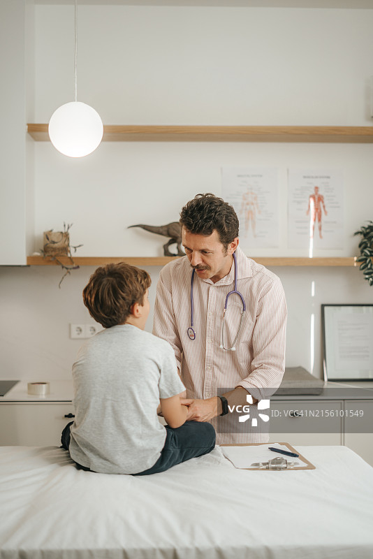 男治疗师和小男孩图片素材