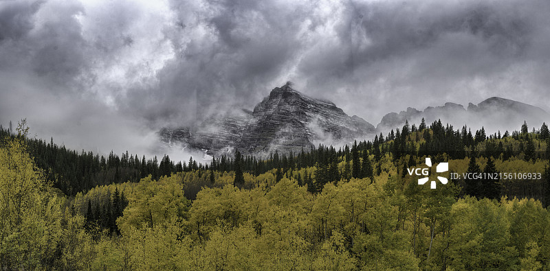 褐红色钟秋季全景暴风雨天空图片素材