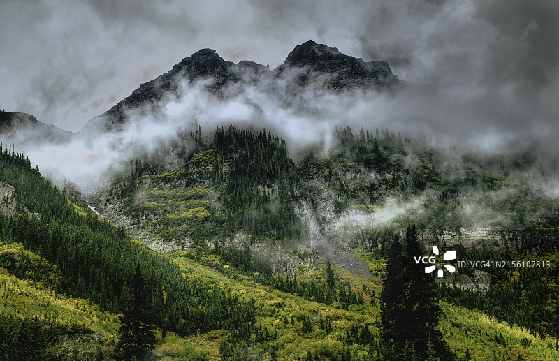 秋季风暴中雪堆荒原的栗色钟山图片素材