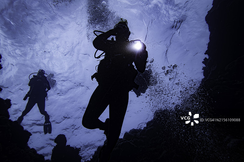 潜水员剪影潜入蓝洞图片素材