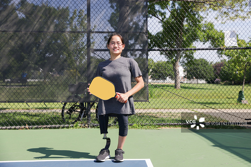 夏天，中国台湾残疾少女在户外打匹克球，身穿休闲装图片素材