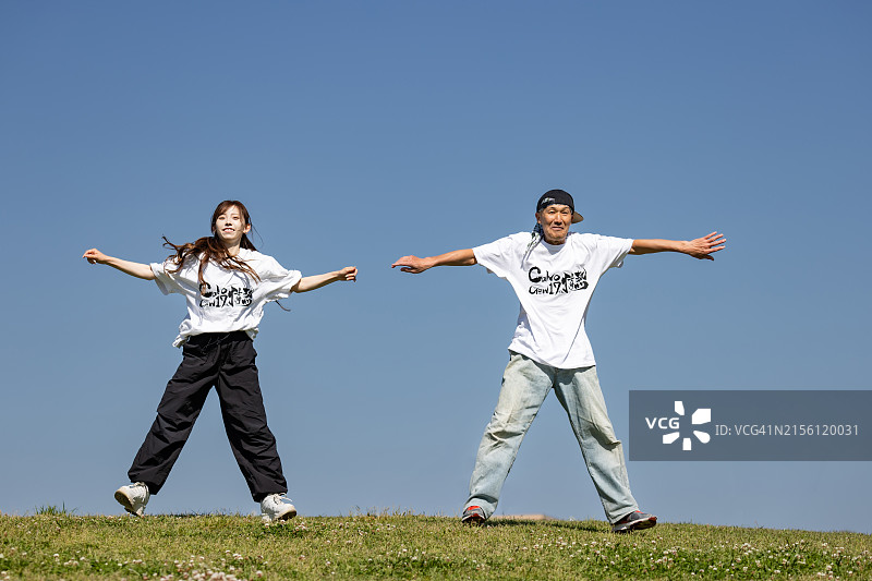 在户外练习舞蹈的街舞舞者图片素材
