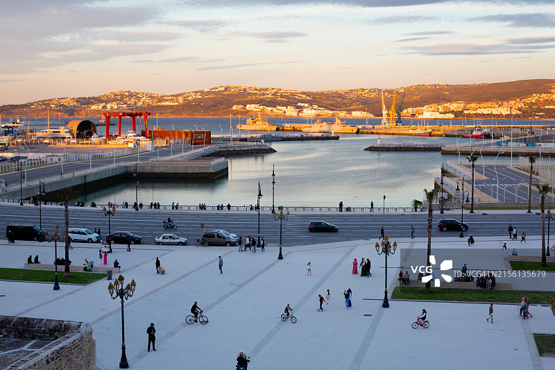 日落前的摩洛哥丹吉尔港口图片素材