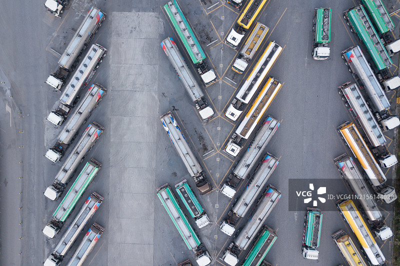 整齐停放的油罐车航拍。图片素材