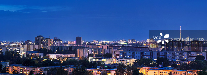 蓝色时刻的住宅区摩天大楼（德国柏林马尔灿）图片素材