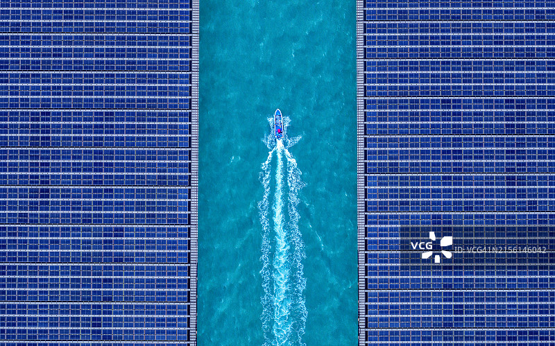 安装在水坝水库或海上利用太阳能发电的漂浮太阳能电池航拍图片素材