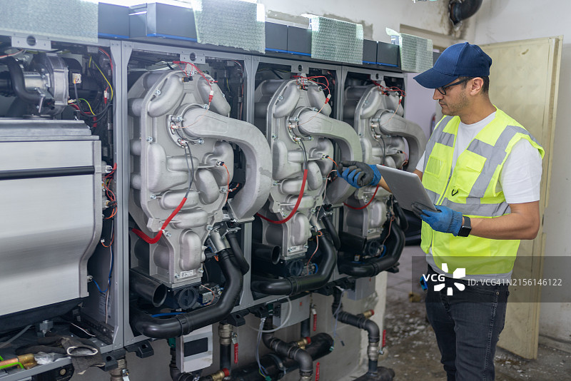 在地下室进行燃气锅炉系统质量控制图片素材
