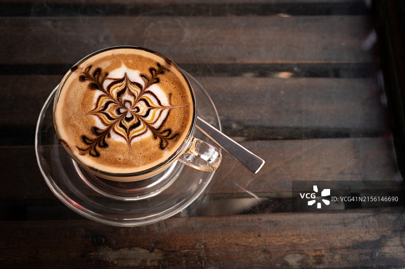 木桌上的一杯热摩卡咖啡图片素材