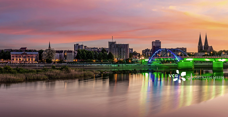 奥德河畔法兰克福城市天际线日落景观（勃兰登堡州，德国）图片素材