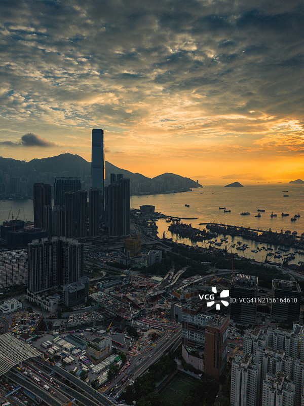 无人机镜头下的香港城市天际线，高楼林立图片素材