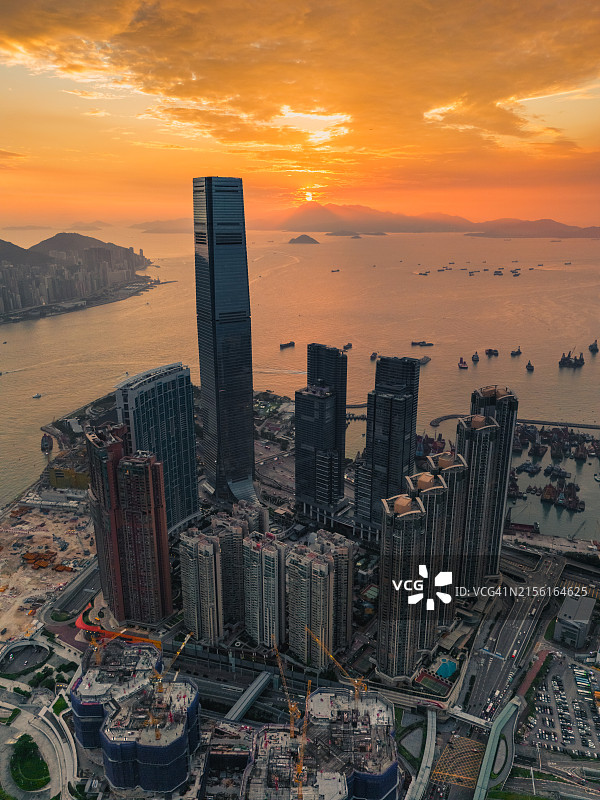 无人机镜头下的香港城市天际线，高楼林立图片素材