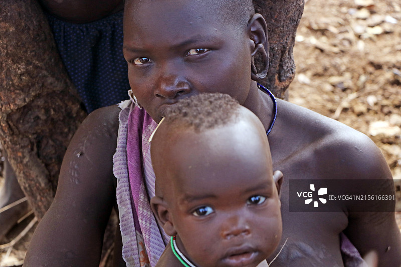 埃塞俄比亚穆尔西部落的部落文化：身体疤痕和唇盘图片素材