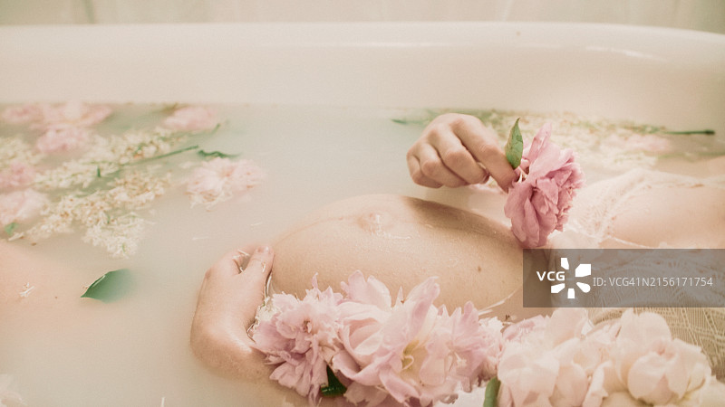孕期在粉色鲜花（牡丹）中沐浴图片素材