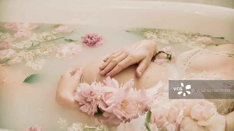 孕期在粉色鲜花（牡丹）中沐浴图片素材