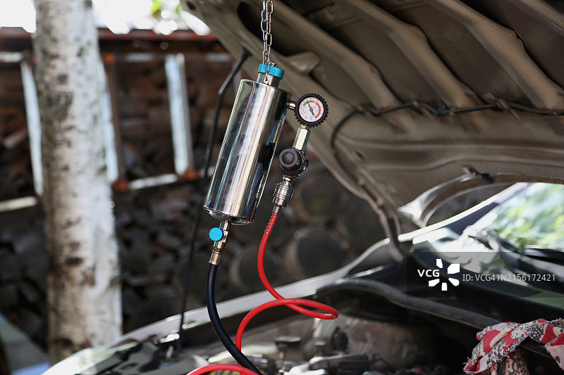 后院汽车维修服务，使用专业细节和压力表清洗发动机图片素材