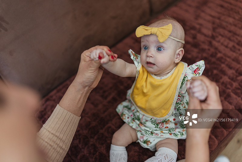 宝宝在辅助下学习走路图片素材