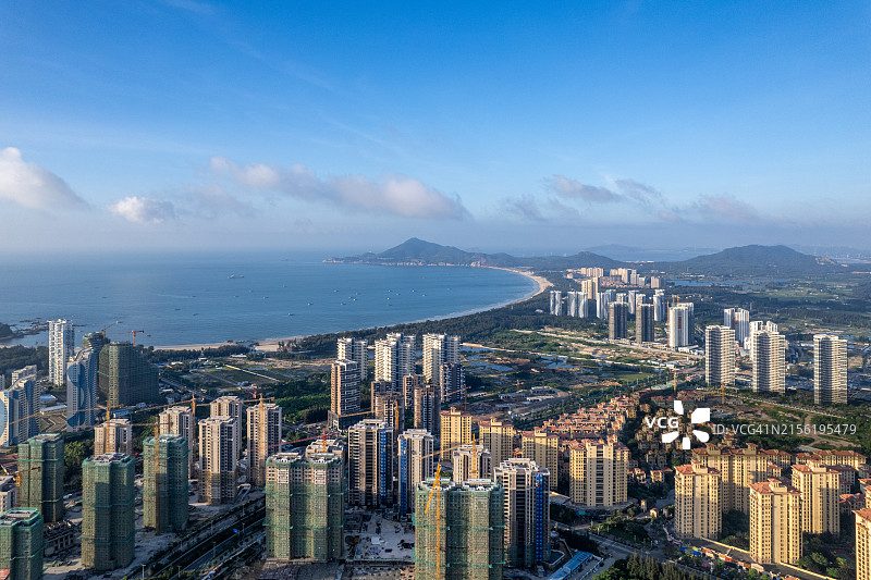 阳光明媚，俯瞰海边城镇和海湾建筑图片素材