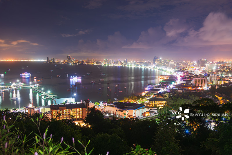 日落时分芭堤雅市和快艇码头美景图片素材