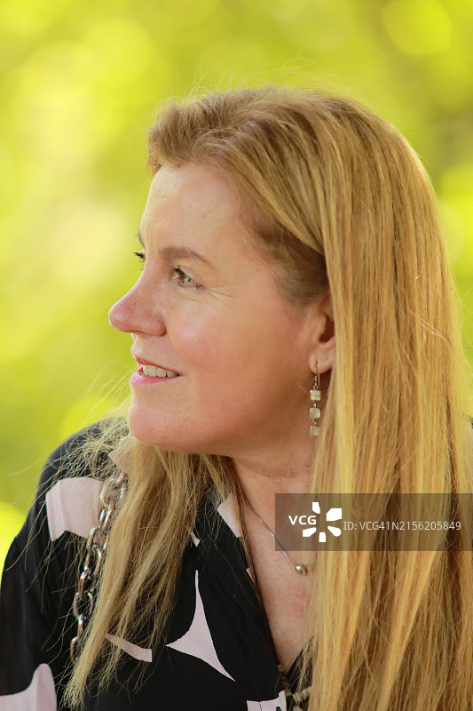 女人看向远方的特写图片素材